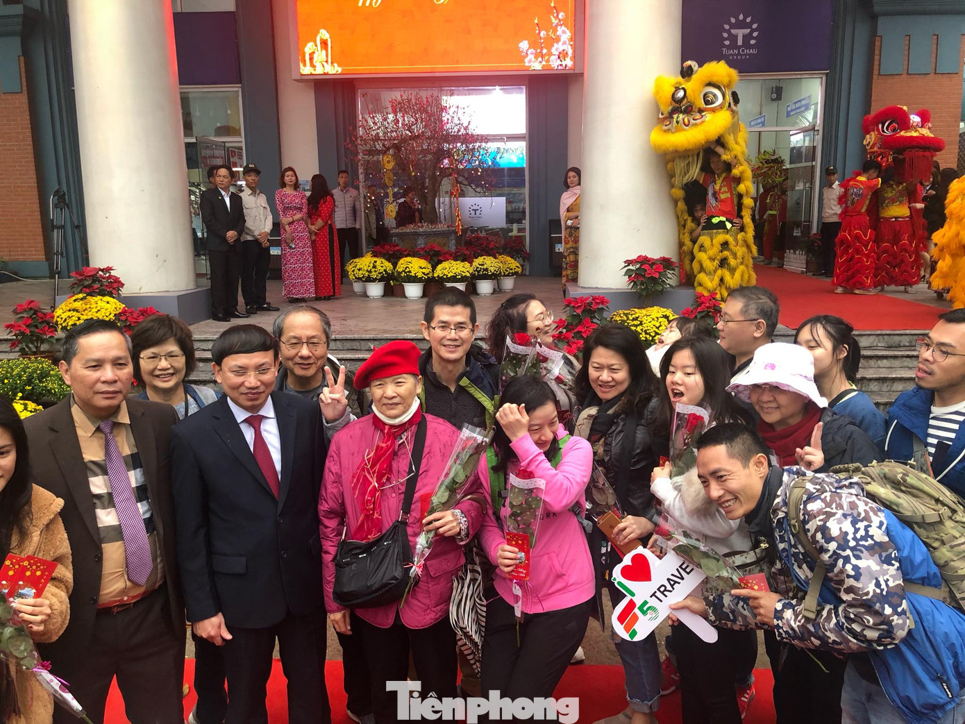 Bí thư Tỉnh ủy Quảng Ninh đích thân lì xì đoàn khách xông đất vịnh Hạ Long ảnh 3