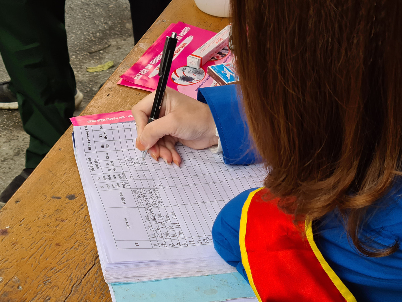 Cô gái khuyết tật một tay xung phong tham gia chốt chặn dịch COVID-19 ảnh 3