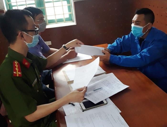 Khởi tố kẻ đánh bầm dập 2 cán bộ vì bị nhắc nhở đeo khẩu trang ảnh 1