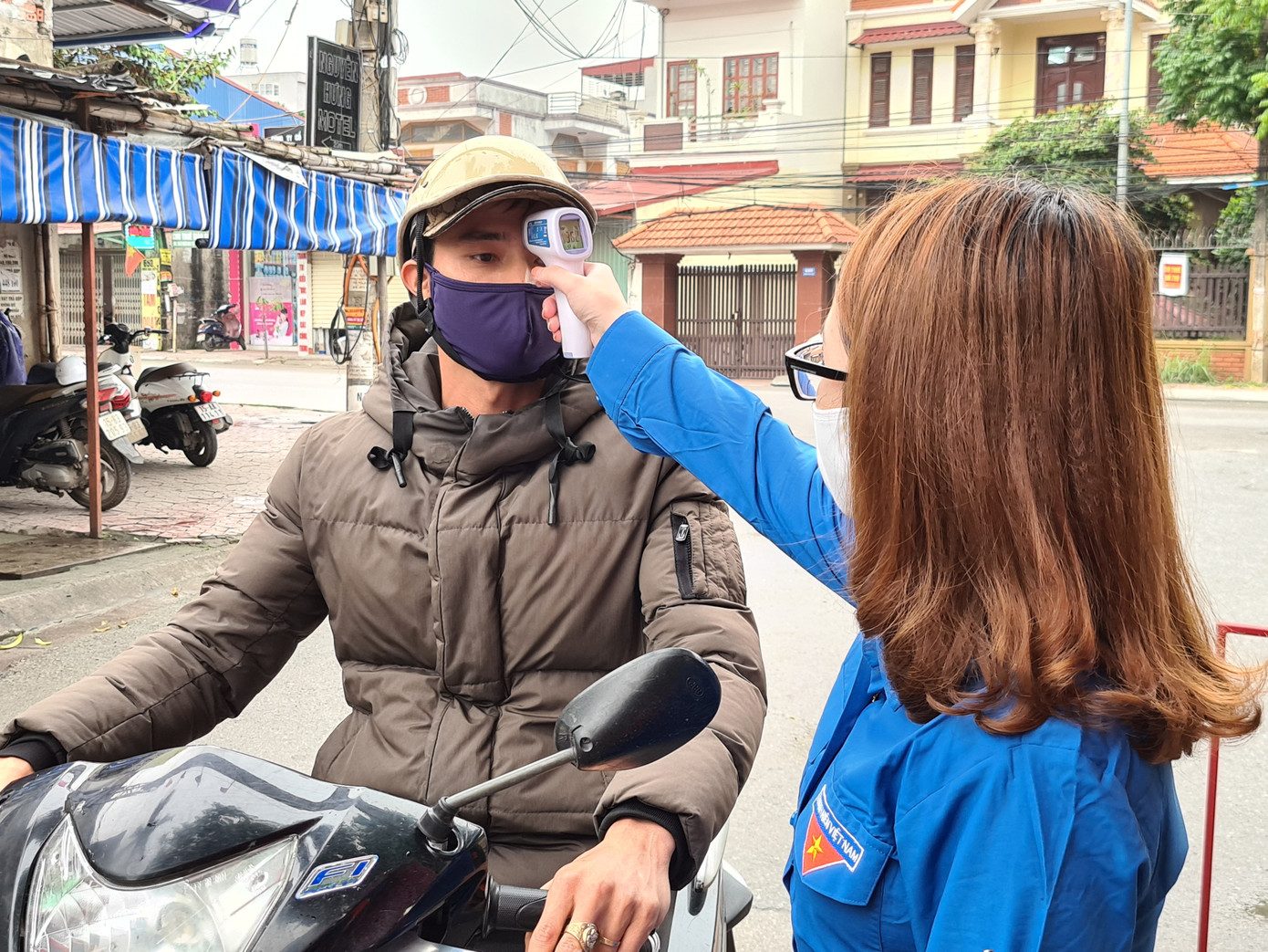 Cô gái khuyết tật một tay xung phong tham gia chốt chặn dịch COVID-19 ảnh 4