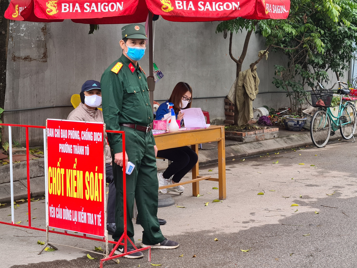 Cô gái khuyết tật một tay xung phong tham gia chốt chặn dịch COVID-19 ảnh 2