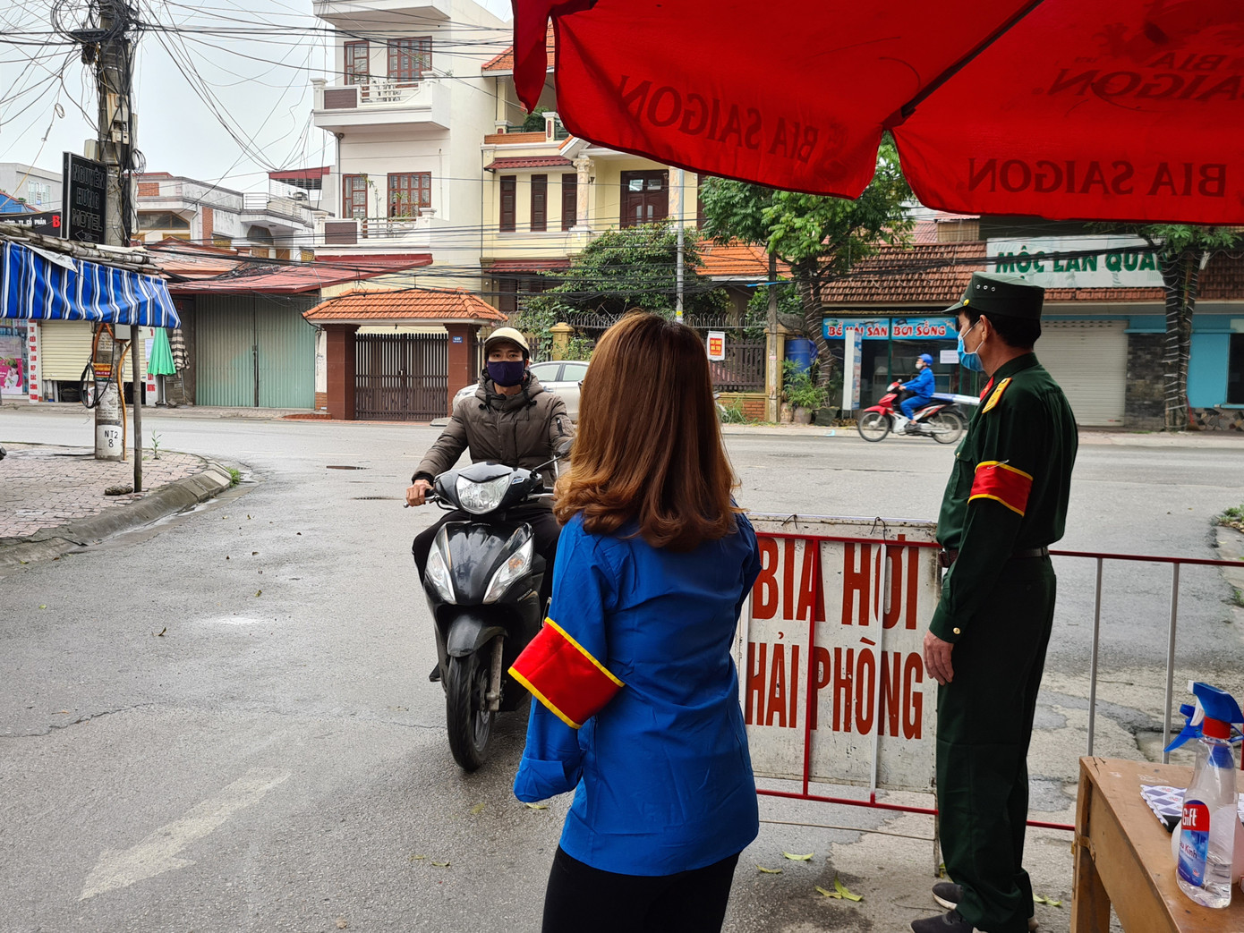 Cô gái khuyết tật một tay xung phong tham gia chốt chặn dịch COVID-19 ảnh 1