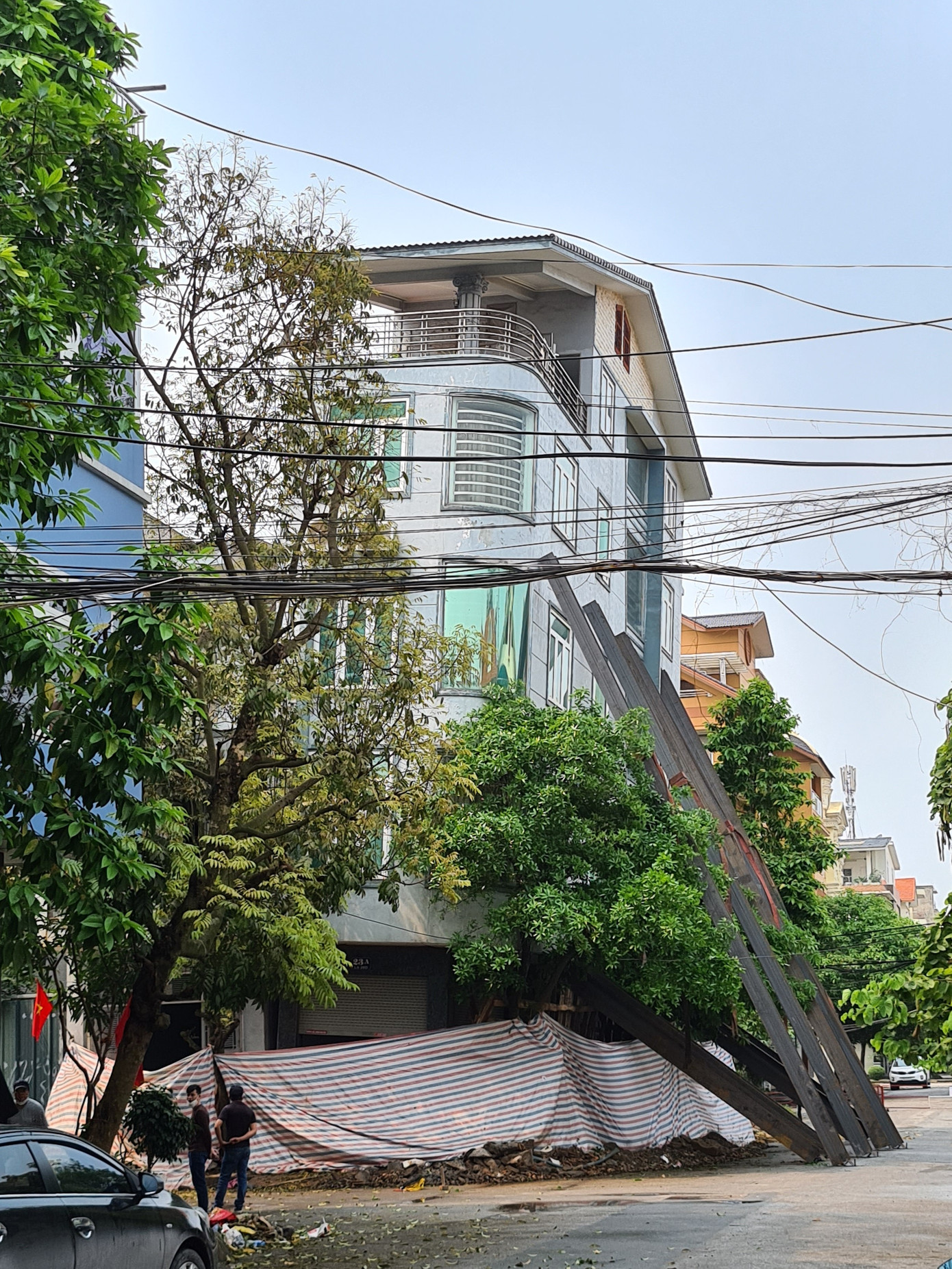 Nhà 5 tầng sụt nghiêng lúc thi công, dân khu phố nháo nhào sơ tán ảnh 6
