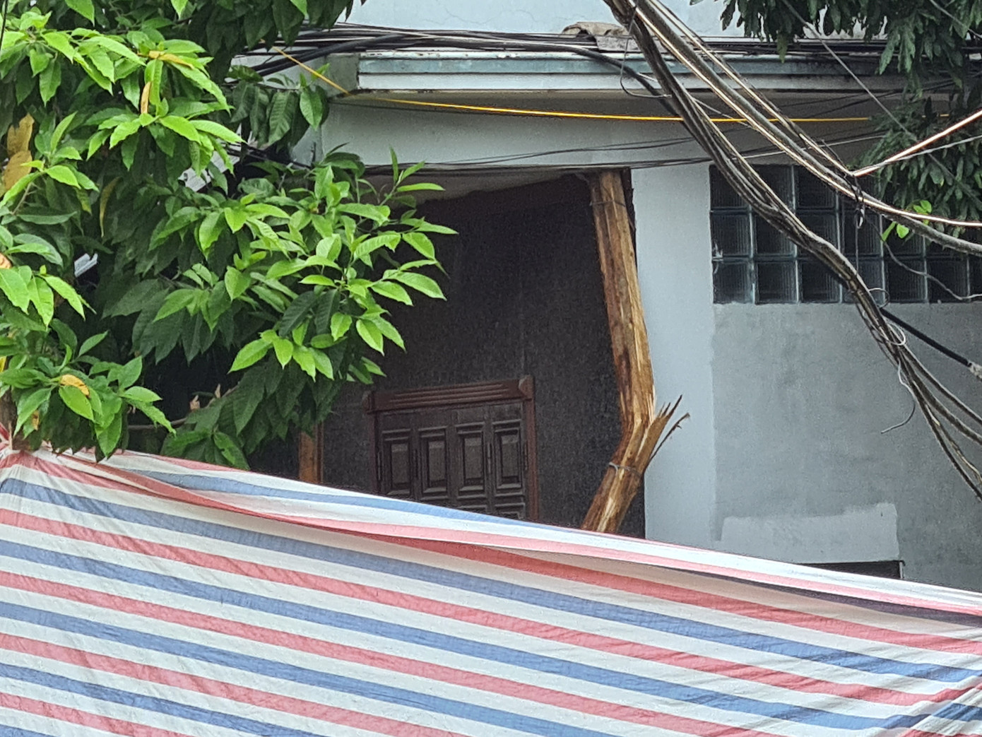 Nhà 5 tầng sụt nghiêng lúc thi công, dân khu phố nháo nhào sơ tán ảnh 3