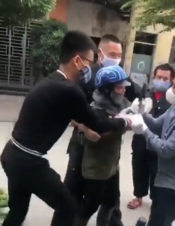 Phó Chủ tịch phường xúc phạm người bán rau: 'Con điên này!' ảnh 2