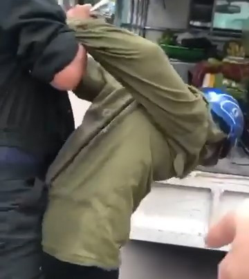 Phó Chủ tịch phường xúc phạm người bán rau: 'Con điên này!' ảnh 1