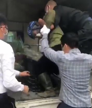 Vụ Phó Chủ tịch phường xúc phạm người bán rau: Bí thư, Chủ tịch phải đi xin lỗi ảnh 2