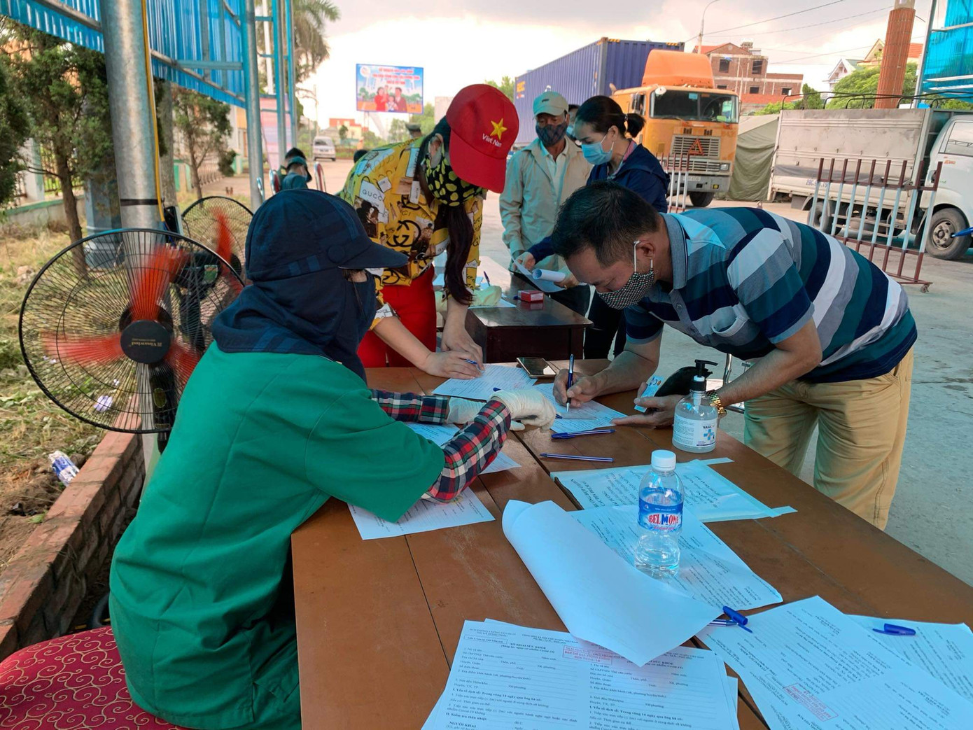 Quảng Ninh lập chốt kiểm tra, cho quay đầu những xe đến từ vùng dịch ảnh 4