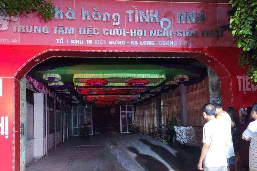 Cháy lớn thiêu rụi nhà kho chứa đồ tang lễ, lan sang trung tâm tiệc cưới ảnh 1