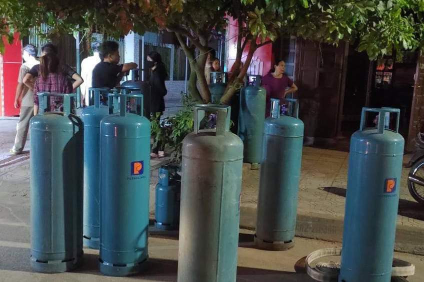 Cháy lớn thiêu rụi nhà kho chứa đồ tang lễ, lan sang trung tâm tiệc cưới ảnh 3