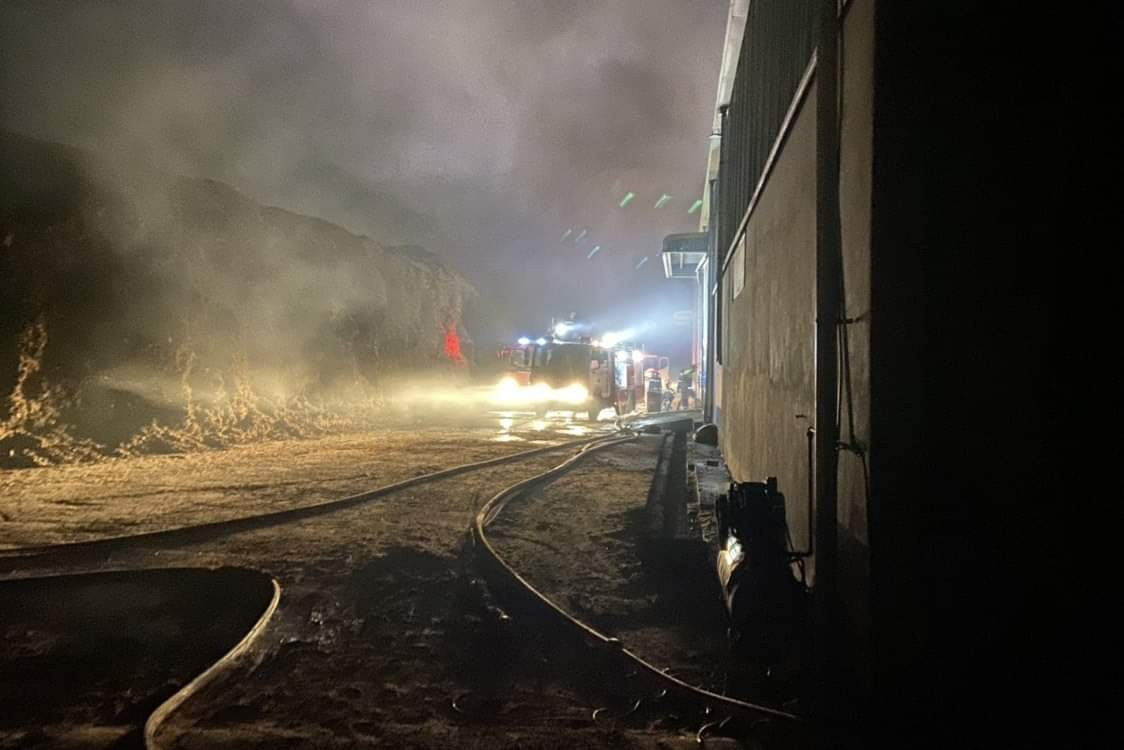 Cháy lớn thiêu rụi nhà kho chứa đồ tang lễ, lan sang trung tâm tiệc cưới ảnh 2