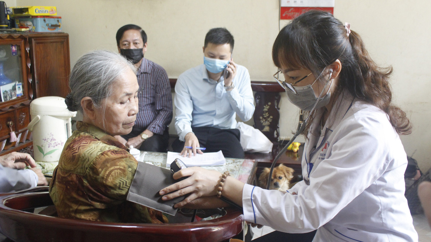 Hơn 300 nghìn người dân Hạ Long được kiểm tra y tế ảnh 1