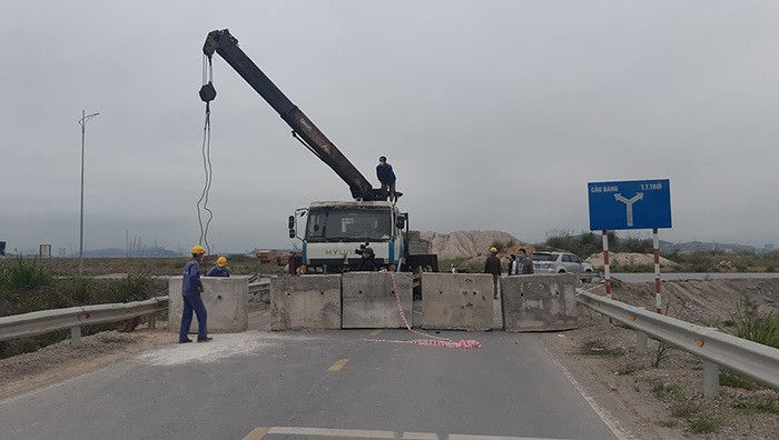 Quảng Ninh đổ đất, cẩu bê tông chặn đường kiểm soát người để phòng dịch COVID-19 ảnh 3
