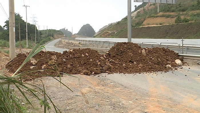 Quảng Ninh đổ đất, cẩu bê tông chặn đường kiểm soát người để phòng dịch COVID-19 ảnh 8