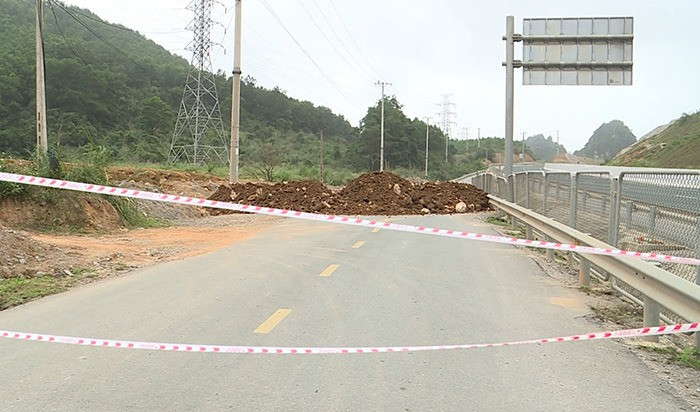 Quảng Ninh đổ đất, cẩu bê tông chặn đường kiểm soát người để phòng dịch COVID-19 ảnh 9