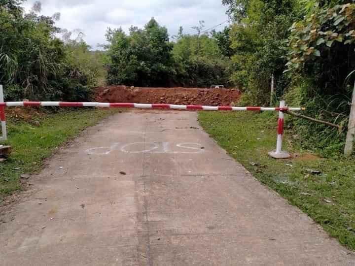 Quảng Ninh đổ đất, cẩu bê tông chặn đường kiểm soát người để phòng dịch COVID-19 ảnh 2