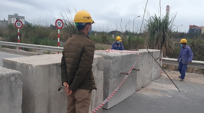 Quảng Ninh đổ đất, cẩu bê tông chặn đường kiểm soát người để phòng dịch COVID-19 ảnh 4