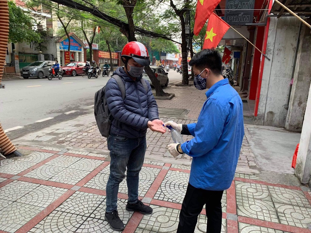 Thanh niên Hải Phòng nhắc người dân giữ khoảng cách, rửa tay sát khuẩn tại cây ATM ảnh 3