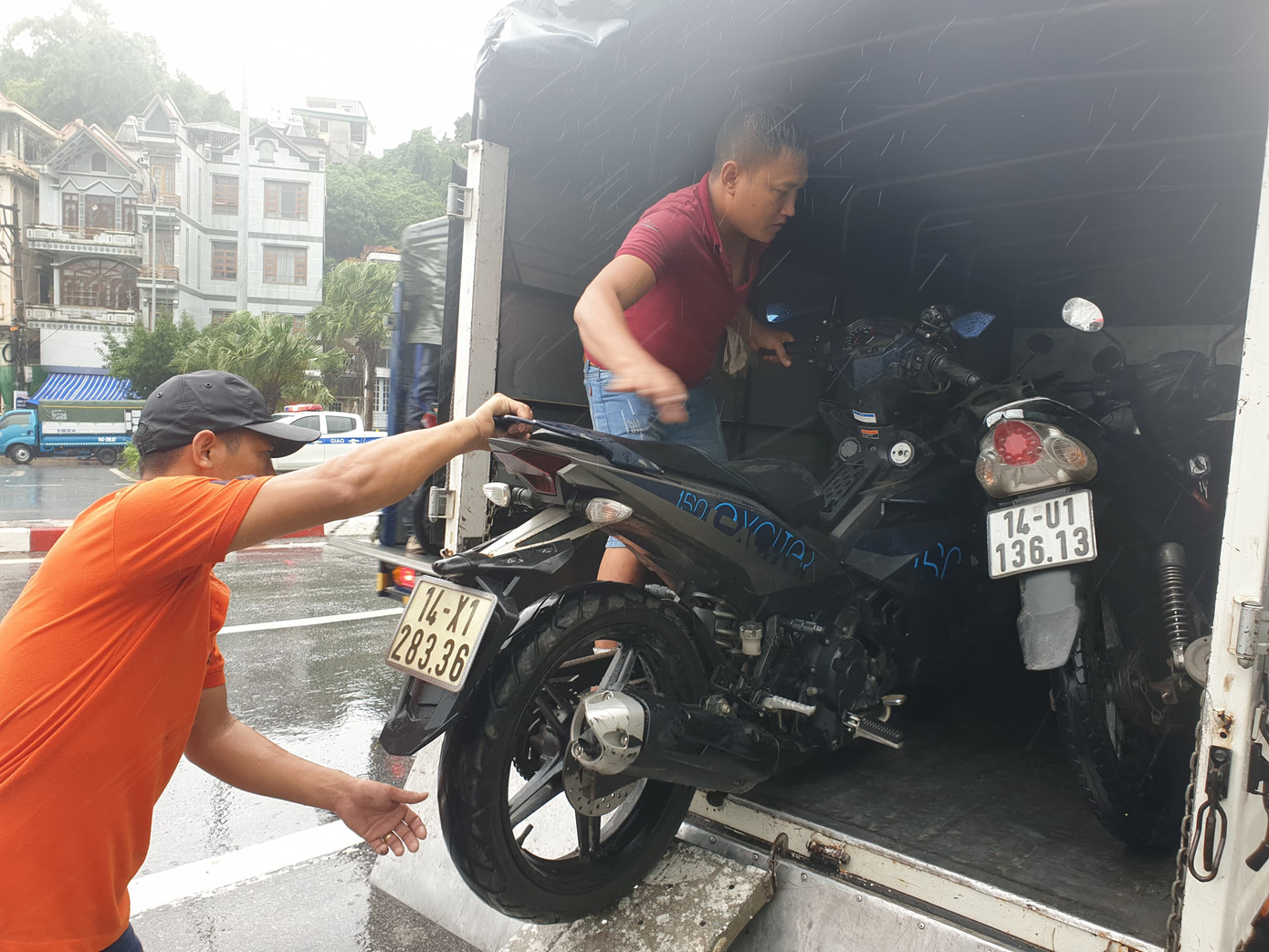 Khẩn cấp cấm xe máy qua cầu Bãi Cháy vì gió lớn ảnh 3