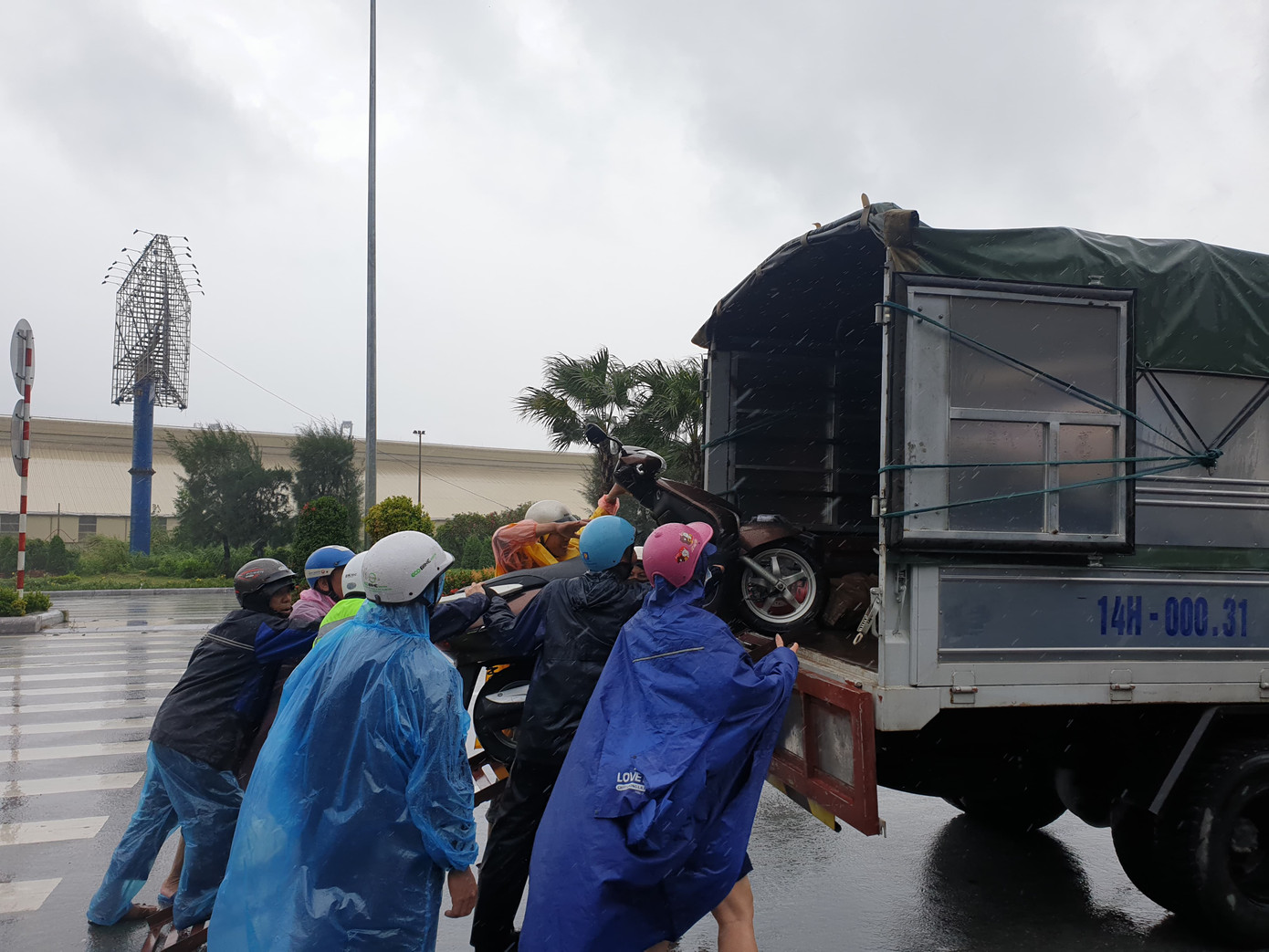 Khẩn cấp cấm xe máy qua cầu Bãi Cháy vì gió lớn ảnh 4