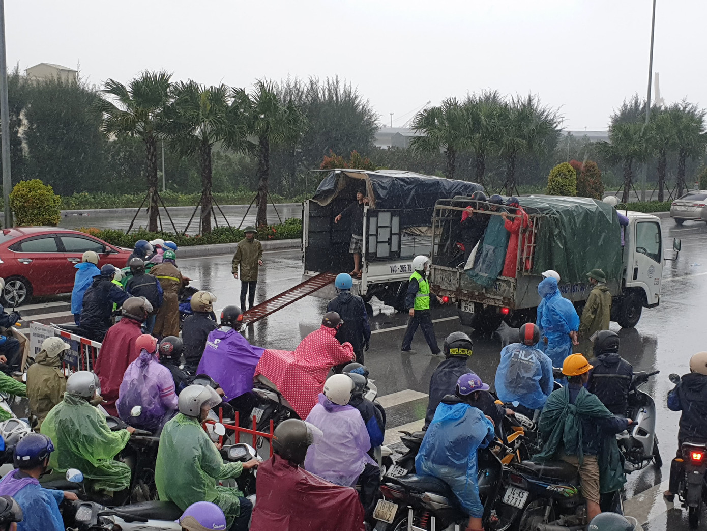 Khẩn cấp cấm xe máy qua cầu Bãi Cháy vì gió lớn ảnh 2