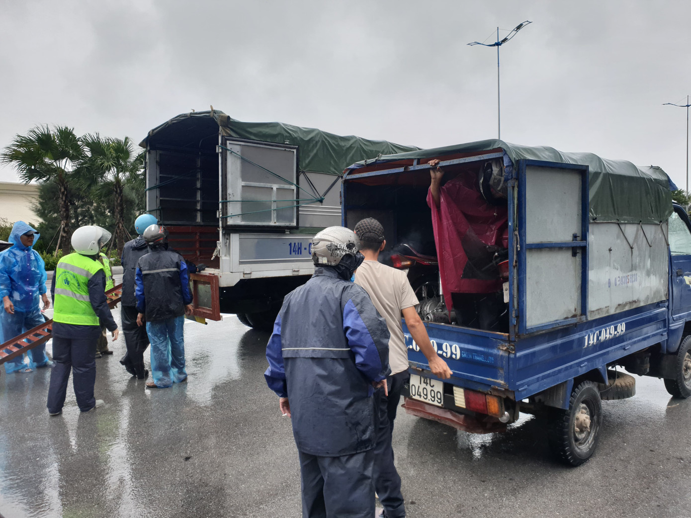 Khẩn cấp cấm xe máy qua cầu Bãi Cháy vì gió lớn ảnh 1