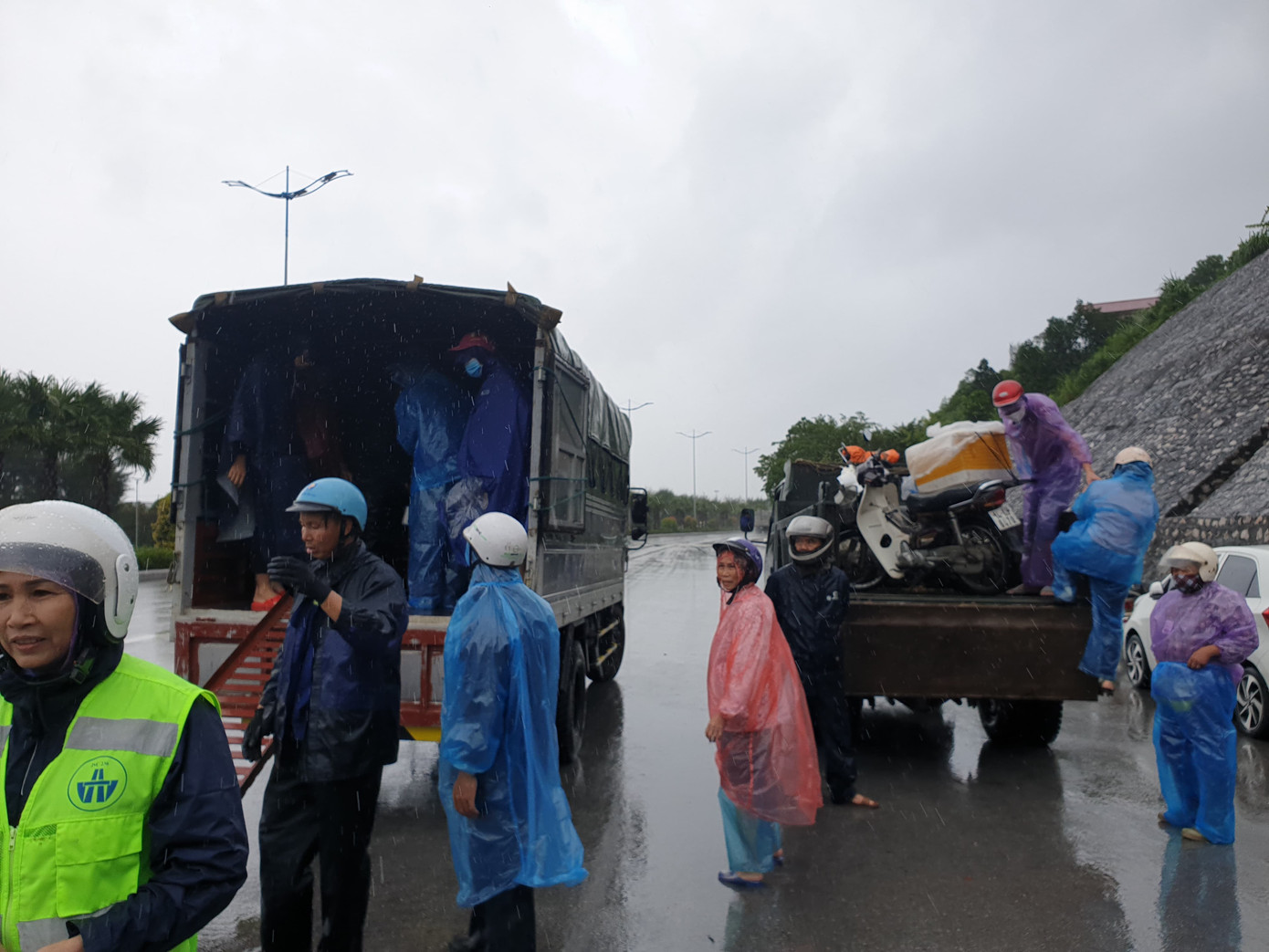 Khẩn cấp cấm xe máy qua cầu Bãi Cháy vì gió lớn ảnh 5