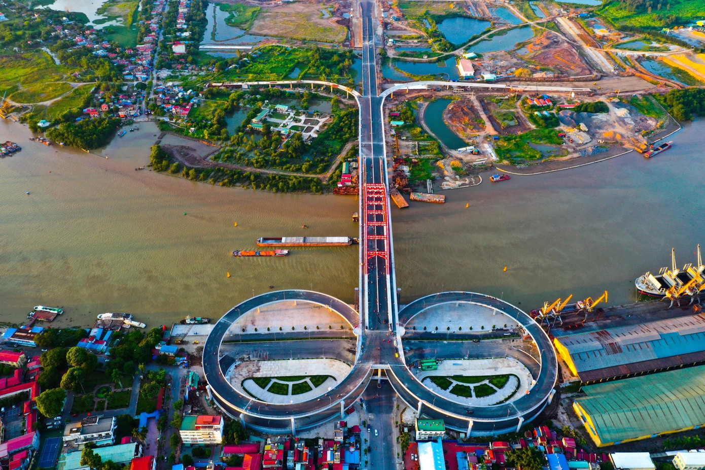 Thủ tướng Nguyễn Xuân Phúc dự Lễ thông xe cây cầu “cánh chim biển” ảnh 1