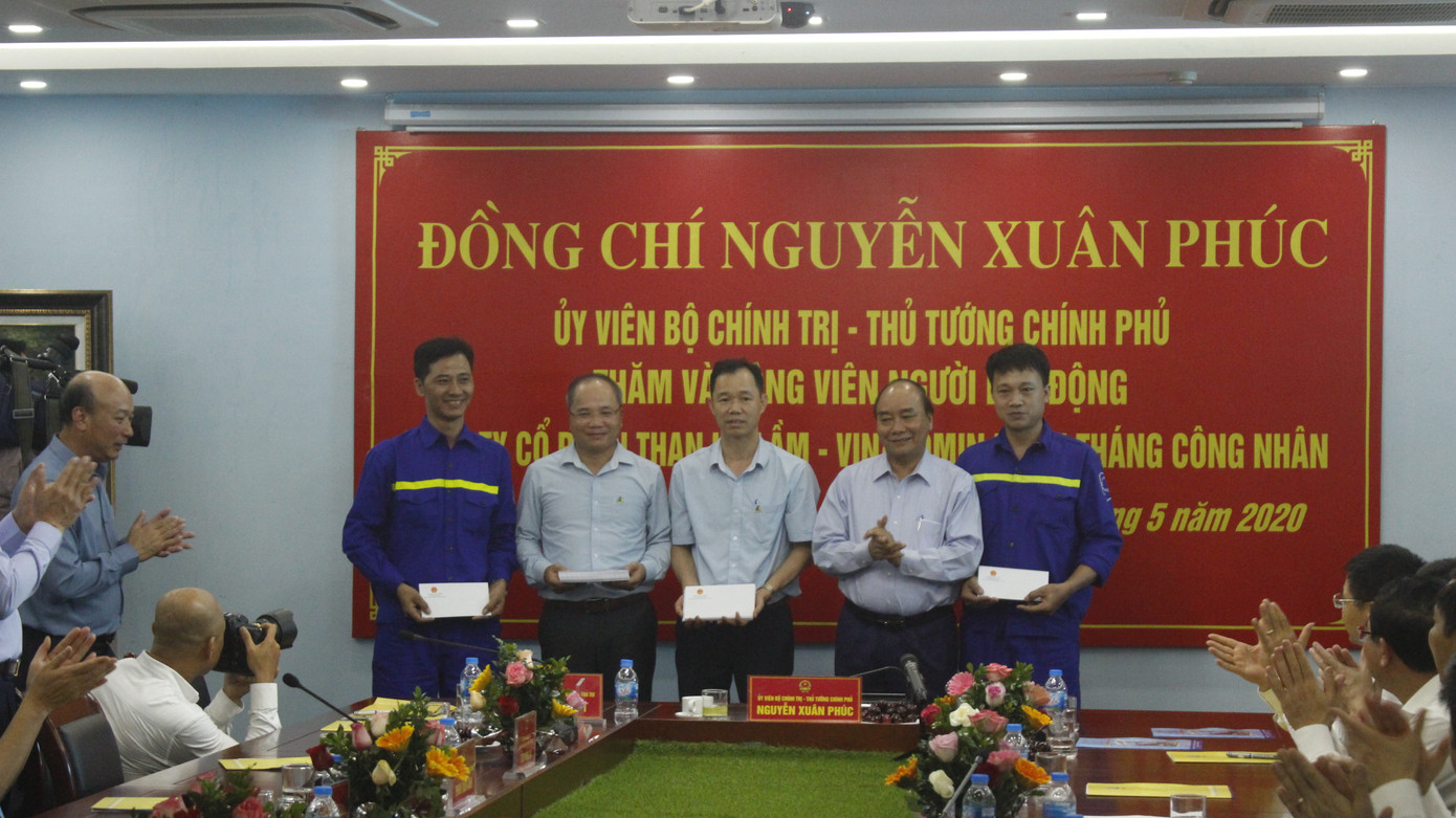 Thủ tướng Nguyễn Xuân Phúc tặng quà công nhân mỏ than Hà Lầm ảnh 3