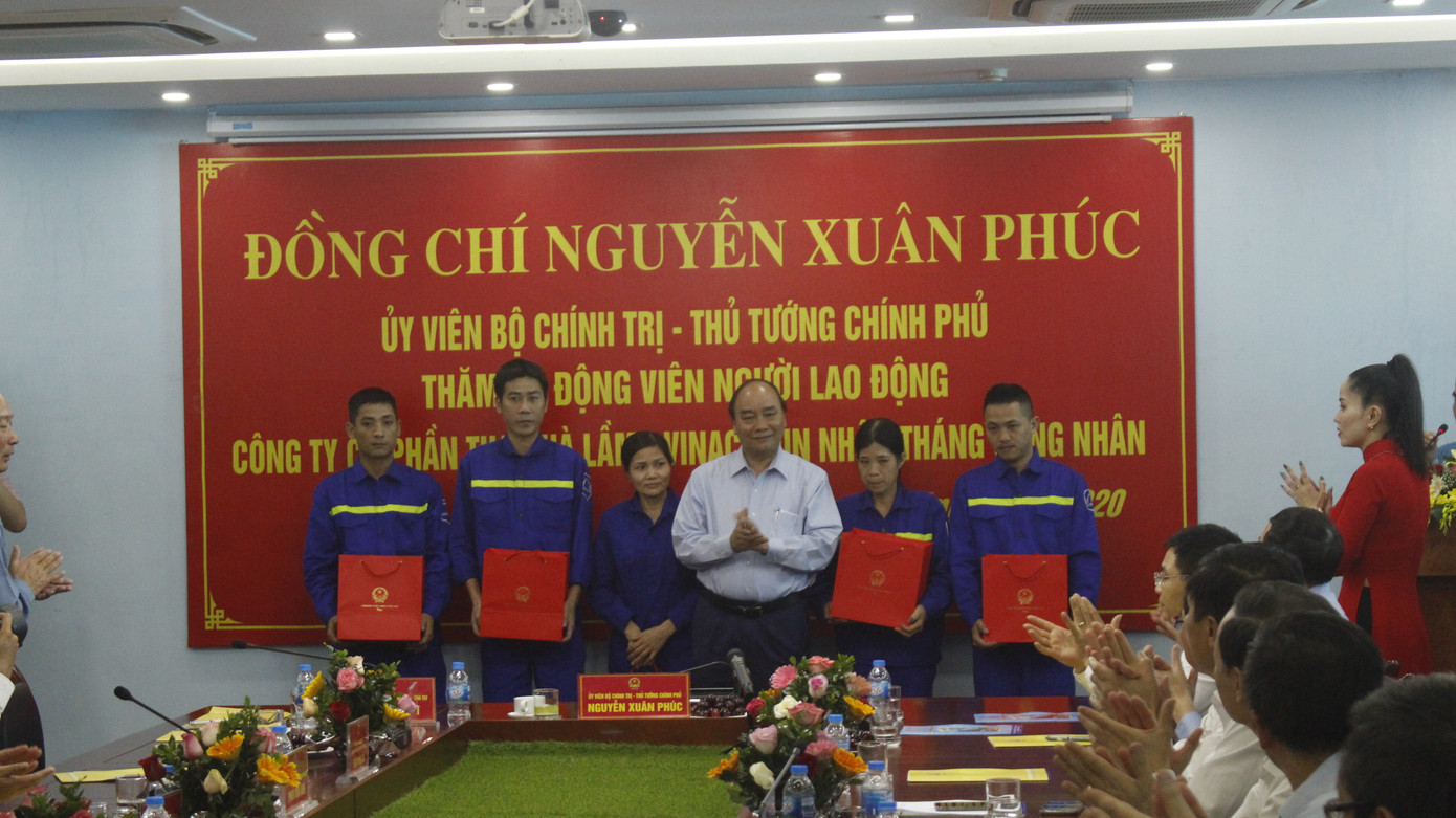 Thủ tướng Nguyễn Xuân Phúc tặng quà công nhân mỏ than Hà Lầm ảnh 4