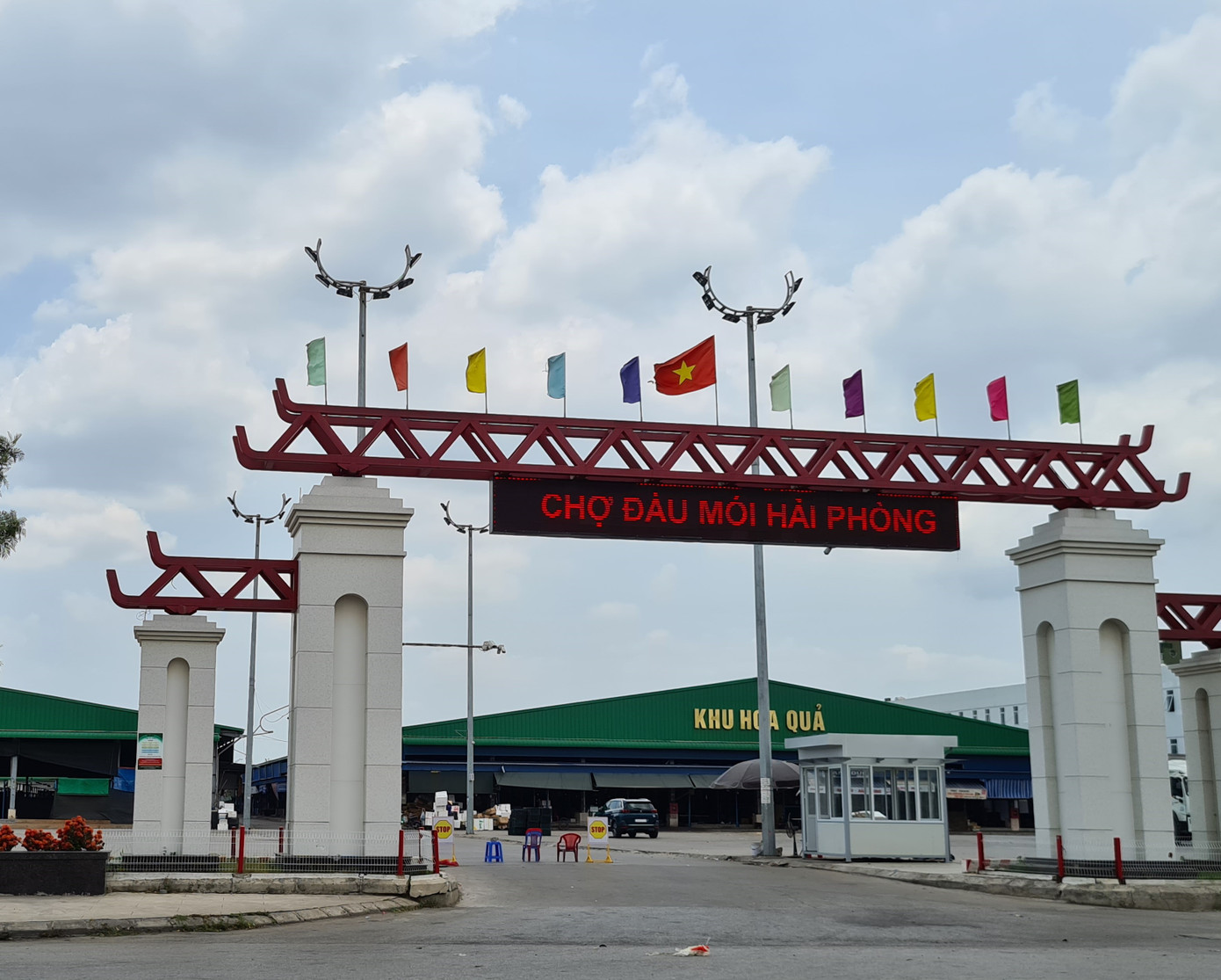 Ban Thường vụ Quận ủy bị kỷ luật vì để xảy ra sai phạm ở chợ rau ảnh 1