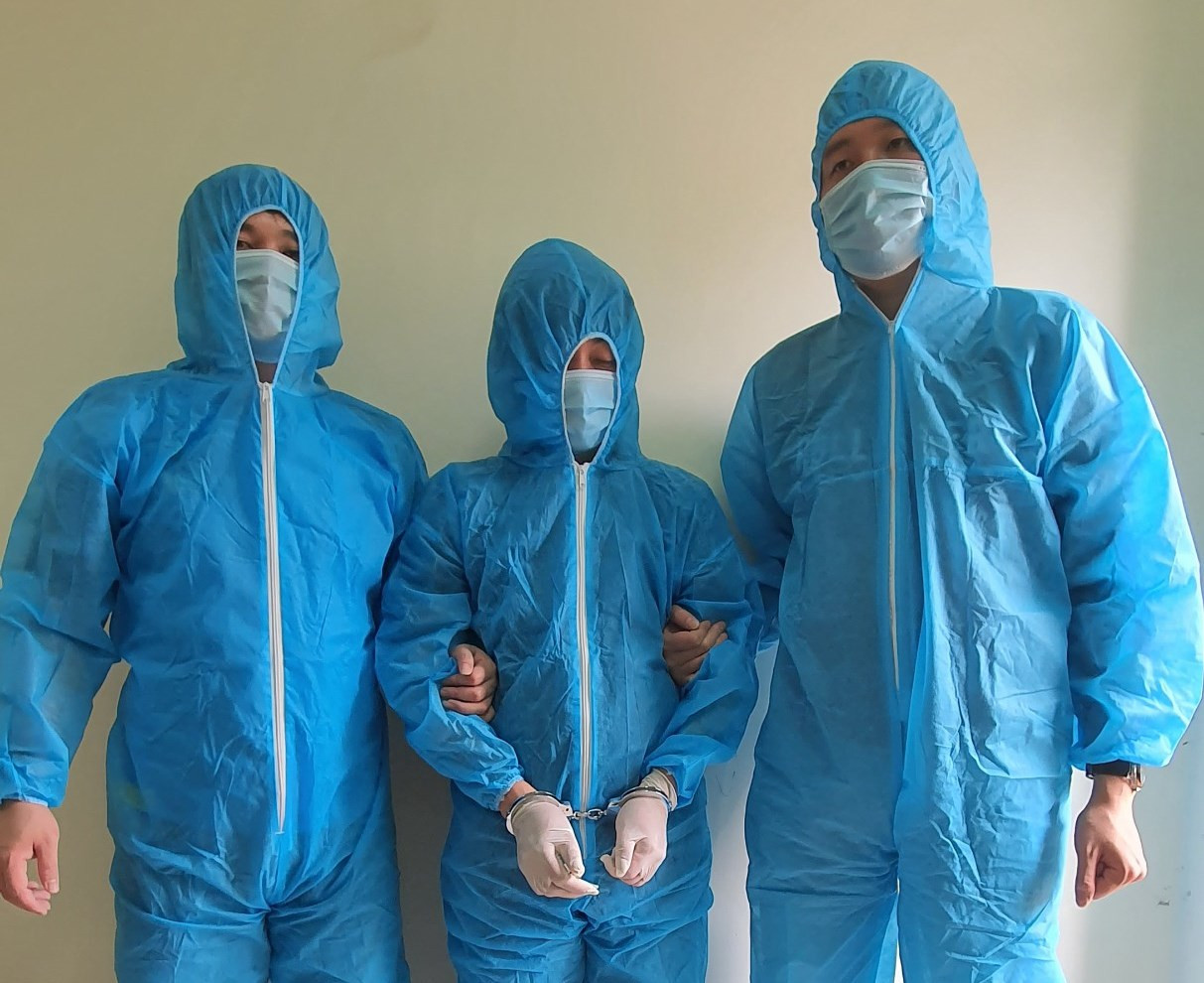 Hai đối tượng tham gia vận chuyển hàng chục nghìn tỷ qua biên giới ra đầu thú ảnh 1