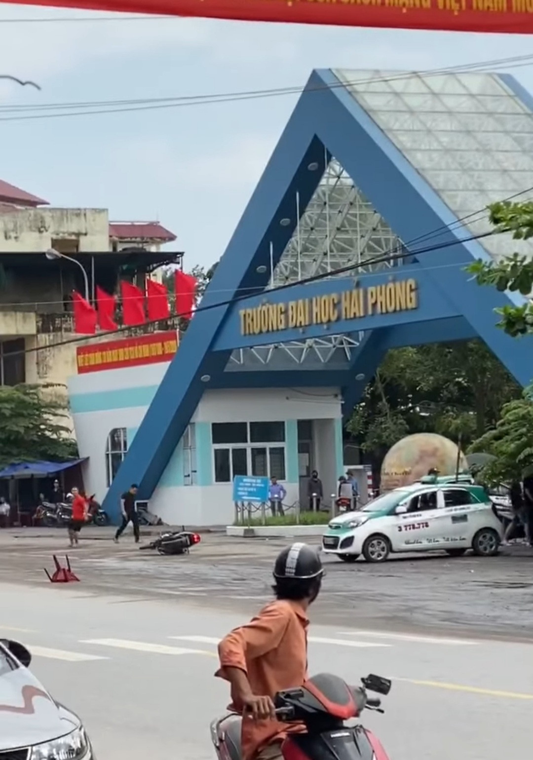 Công an nổ súng trấn áp nhóm thanh niên hỗn chiến trước cổng trường đại học ảnh 2