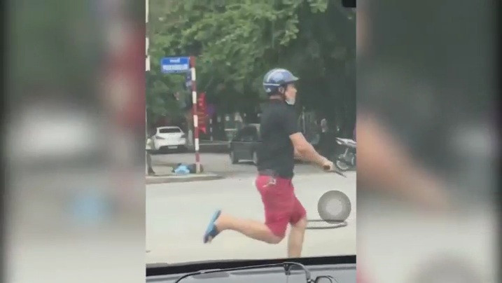 Công an nổ súng trấn áp nhóm thanh niên hỗn chiến trước cổng trường đại học ảnh 1