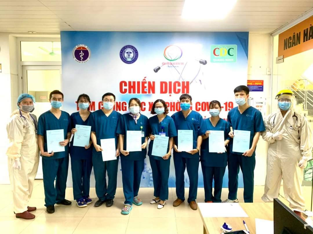 Quảng Ninh: Cận cảnh tiêm những mũi vắc xin ngừa COVID-19 đầu tiên ảnh 1