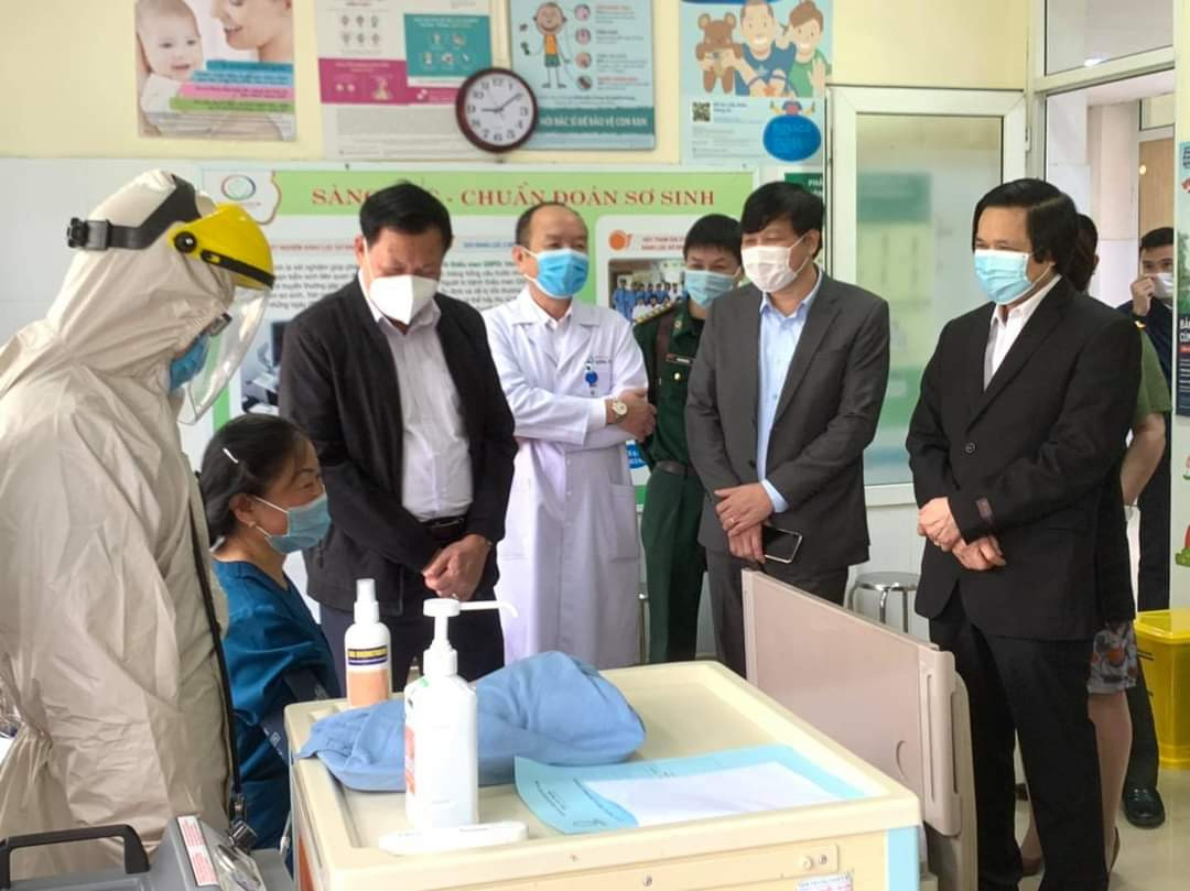 Quảng Ninh: Cận cảnh tiêm những mũi vắc xin ngừa COVID-19 đầu tiên ảnh 2