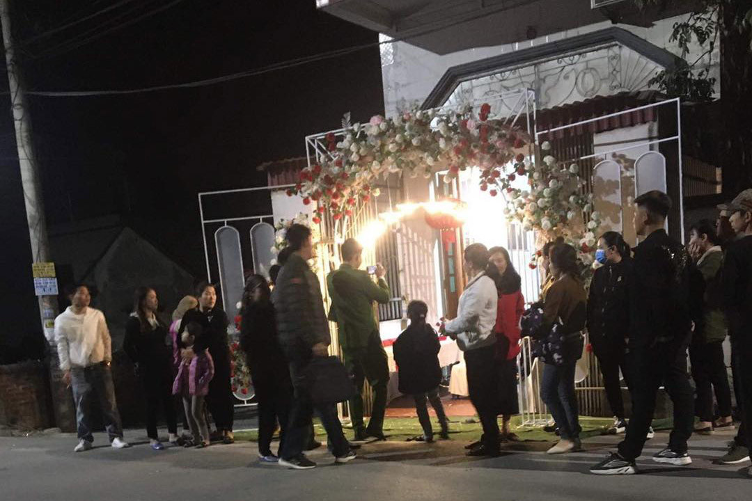 Bạn cô dâu 'tranh thủ' trộm vàng khi đến dự đám cưới ảnh 1