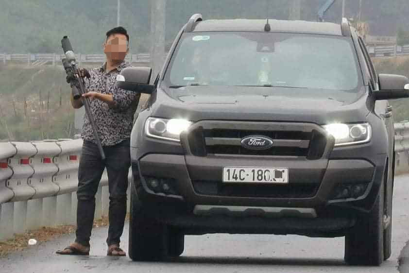 Hy hữu, dùng súng tự chế bắn chim trên đường cao tốc ảnh 1