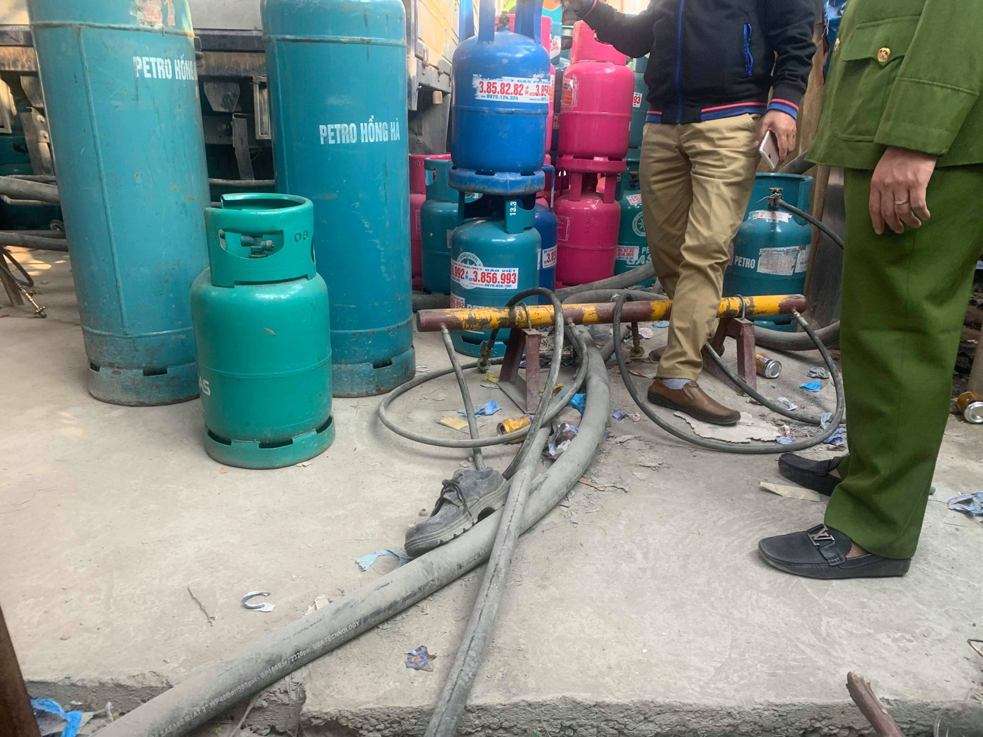 Theo chân Cảnh sát Kinh tế Hải Phòng bắt gas lậu ảnh 3