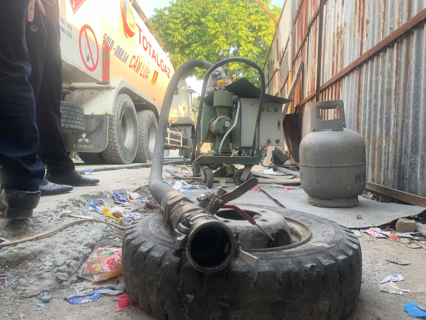 Theo chân Cảnh sát Kinh tế Hải Phòng bắt gas lậu ảnh 4