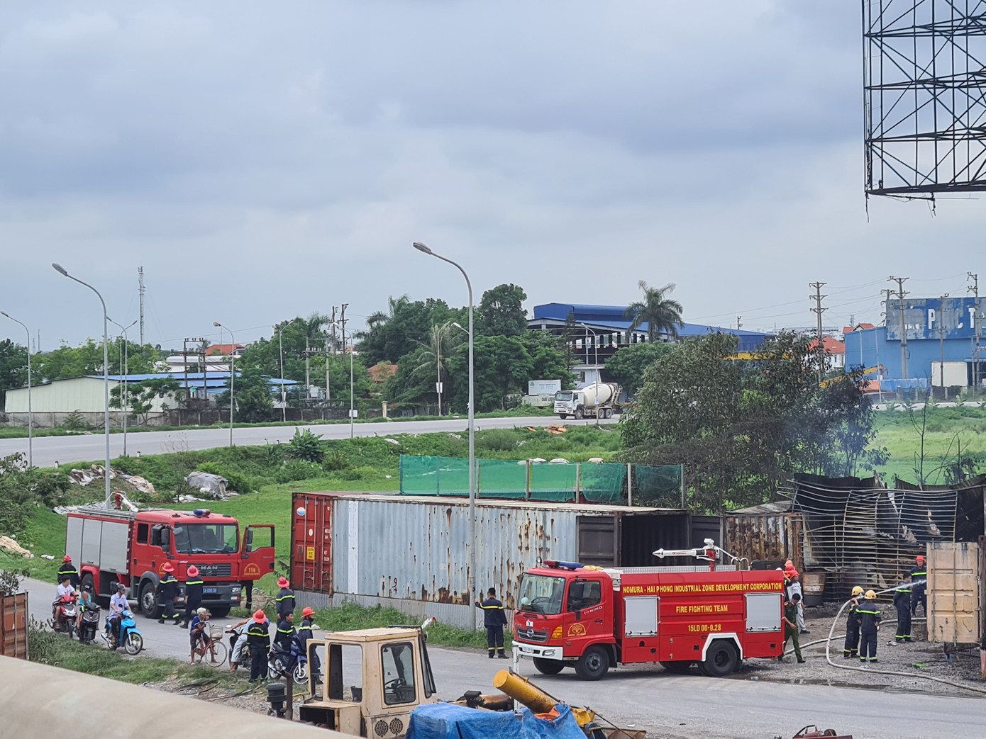 Hải Phòng: Xe chứa xăng cháy đùng đùng uy hiếp kho chế biến dầu thải ảnh 2