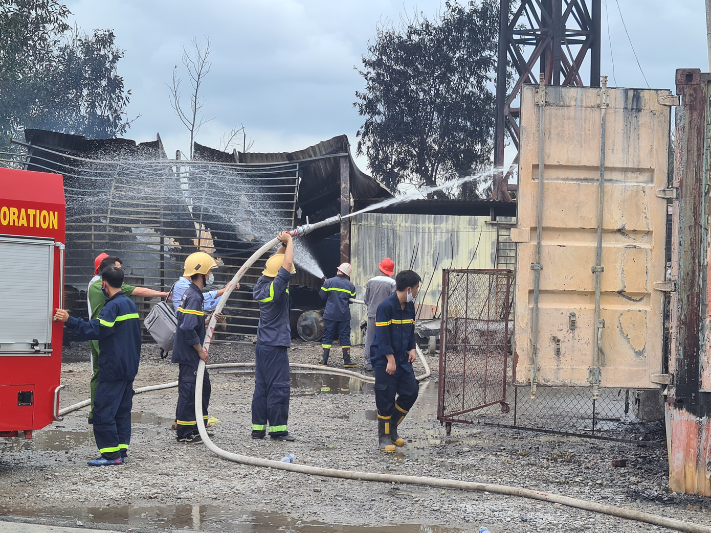 Hải Phòng: Xe chứa xăng cháy đùng đùng uy hiếp kho chế biến dầu thải ảnh 3