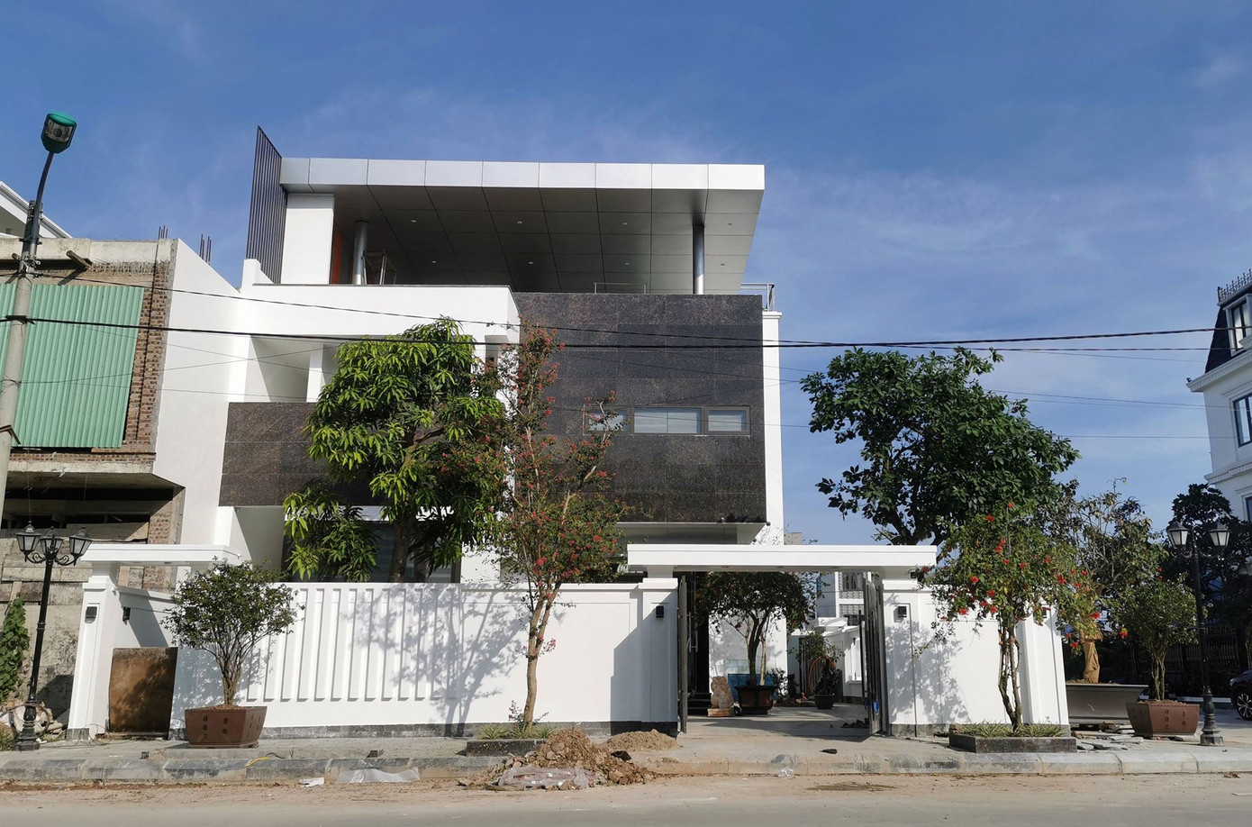 Nhiều công trình xây dựng trái phép trên đất quốc phòng ảnh 1