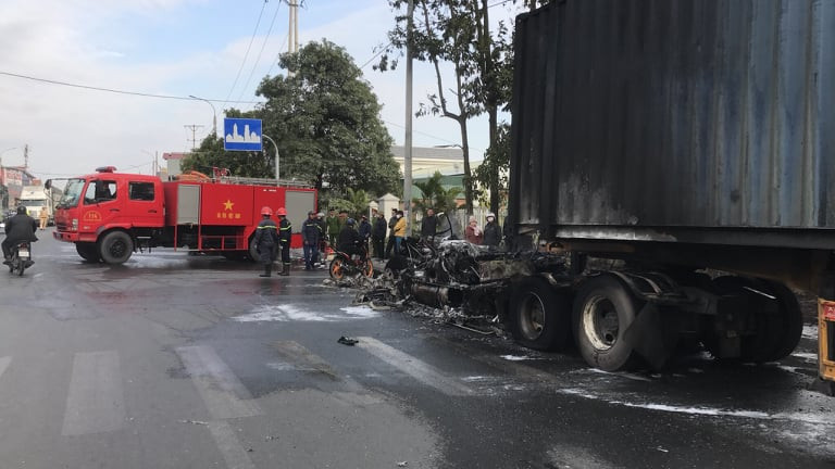 Quảng Ninh: Xe container bất ngờ cháy ngùn ngụt trên quốc lộ ảnh 2