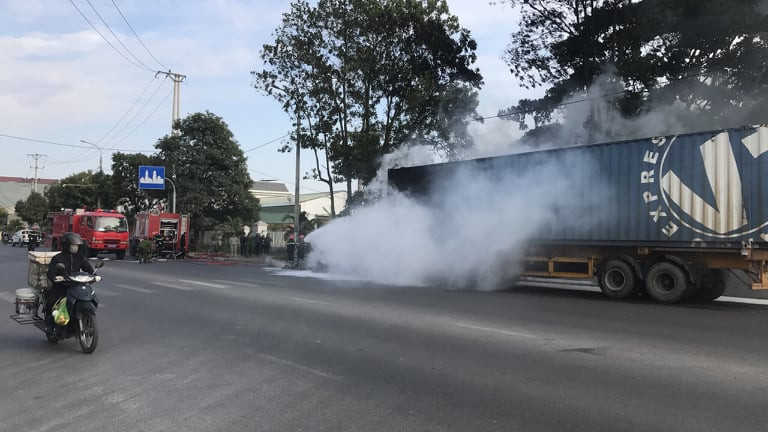 Quảng Ninh: Xe container bất ngờ cháy ngùn ngụt trên quốc lộ ảnh 1