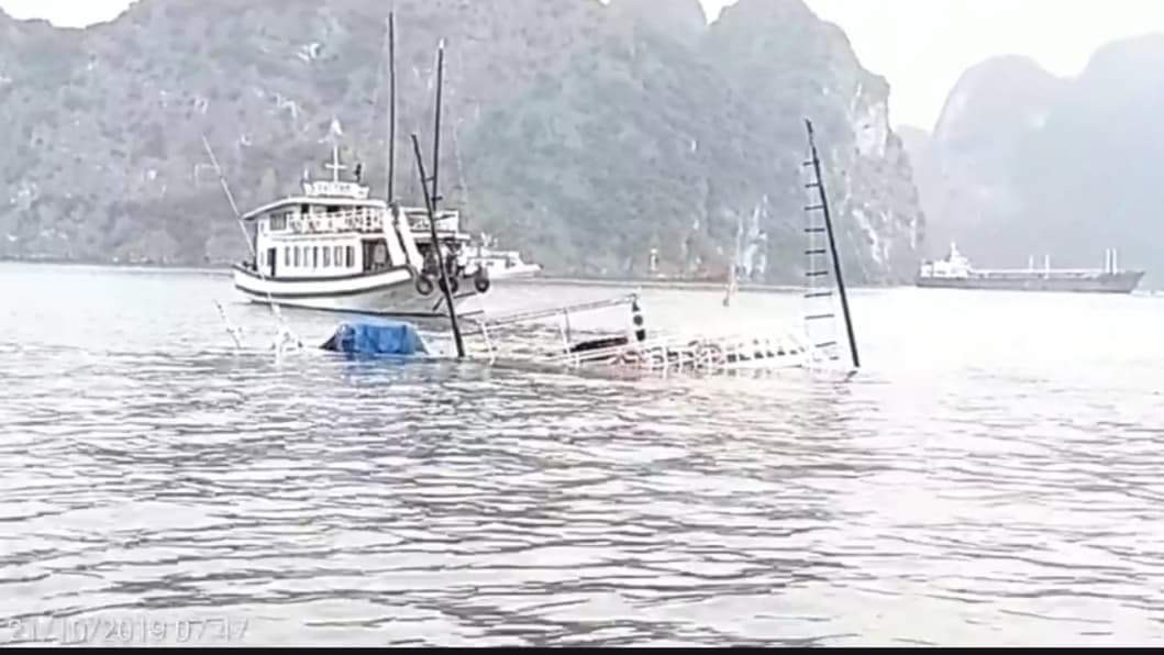 Va chạm với tàu chở đá, tàu du lịch chìm trên vịnh Hạ Long ảnh 1