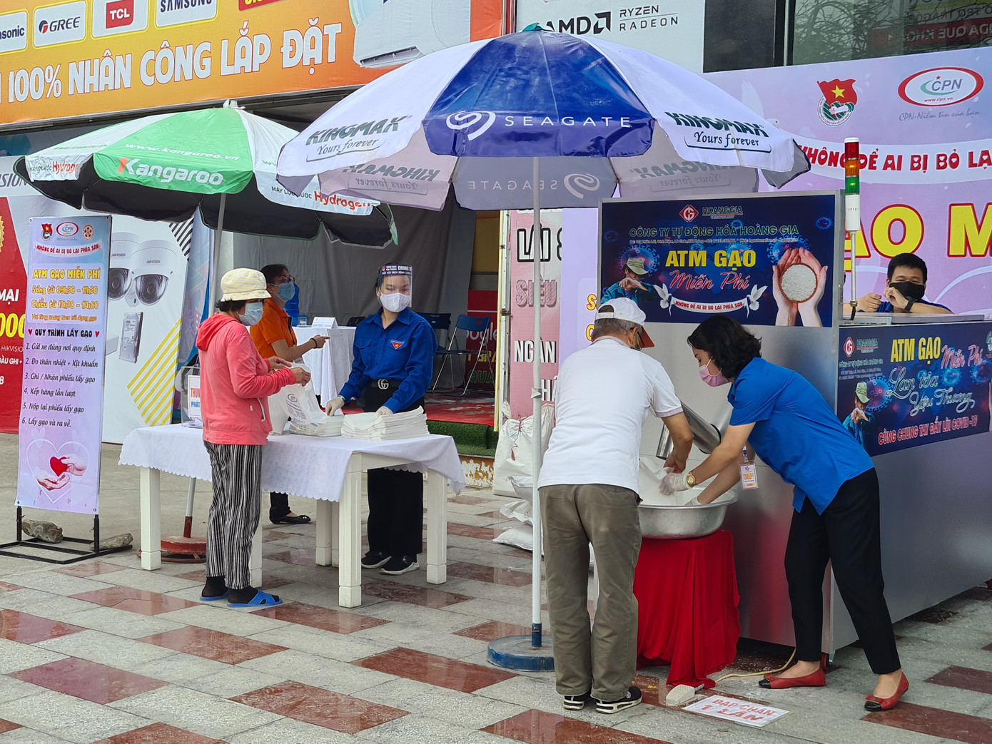 Tuôn chảy những hạt gạo nghĩa tình từ cây 'ATM gạo' Hải Phòng ảnh 1