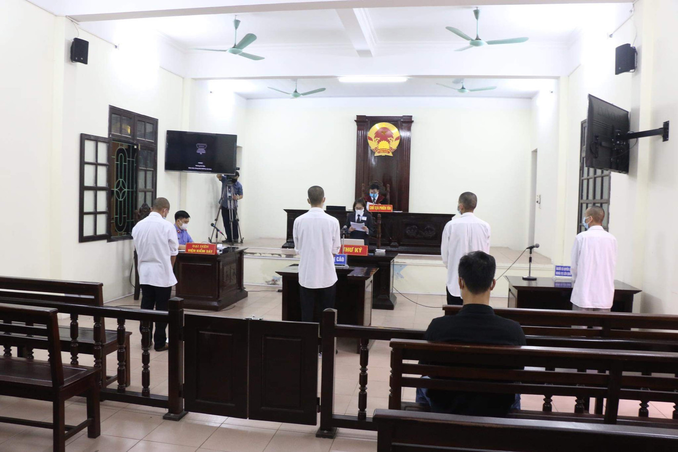 Bốn thanh niên ngồi tù vì hành hung lực lượng chống dịch COVID-19 ảnh 1