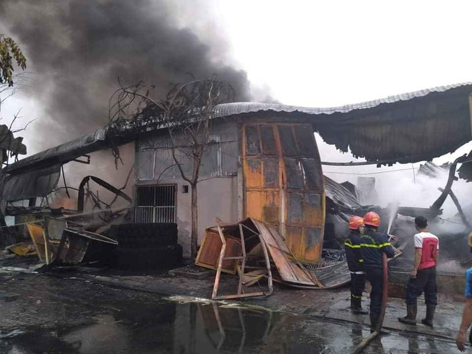 Kho chứa 1.000m2 ở Cẩm Phả bốc cháy dữ dội vào rạng sáng ảnh 3