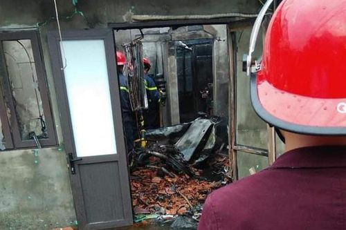 Đang nhậu bị vợ gọi về, bực tức người đàn ông mua xăng đốt nhà ảnh 1